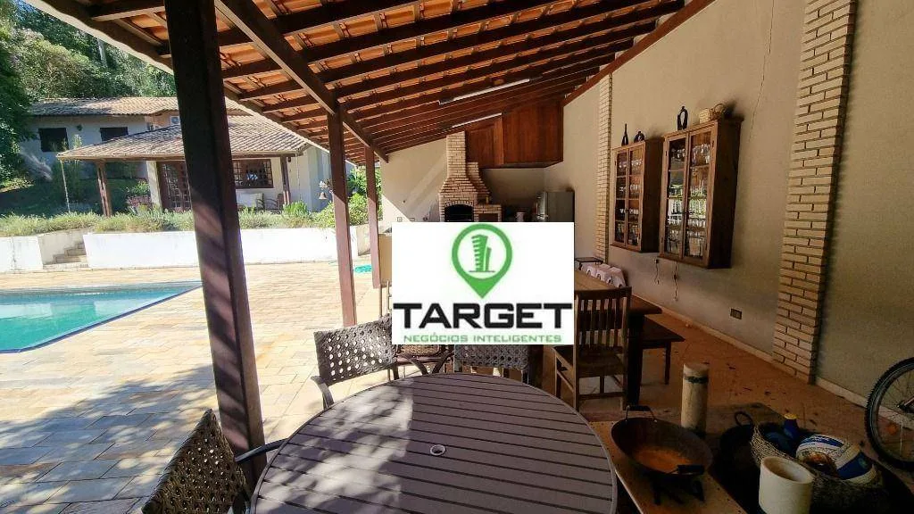 Casa com 6 dormitórios