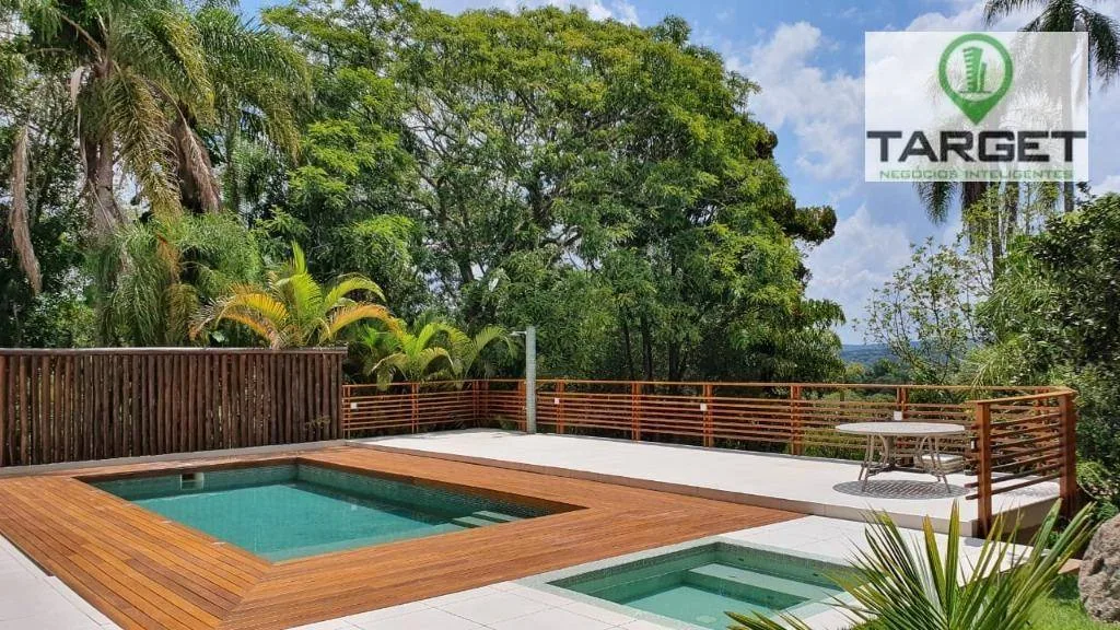 Casa com 6 dormitórios