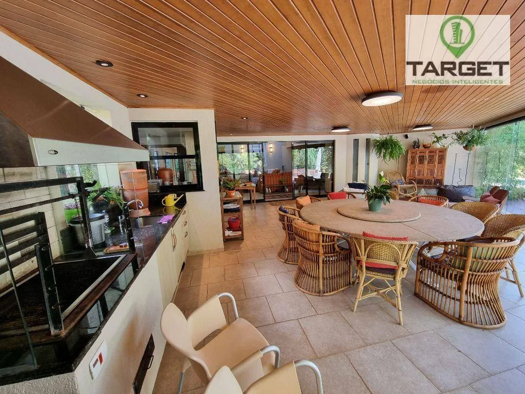 Casa com 6 dormitórios