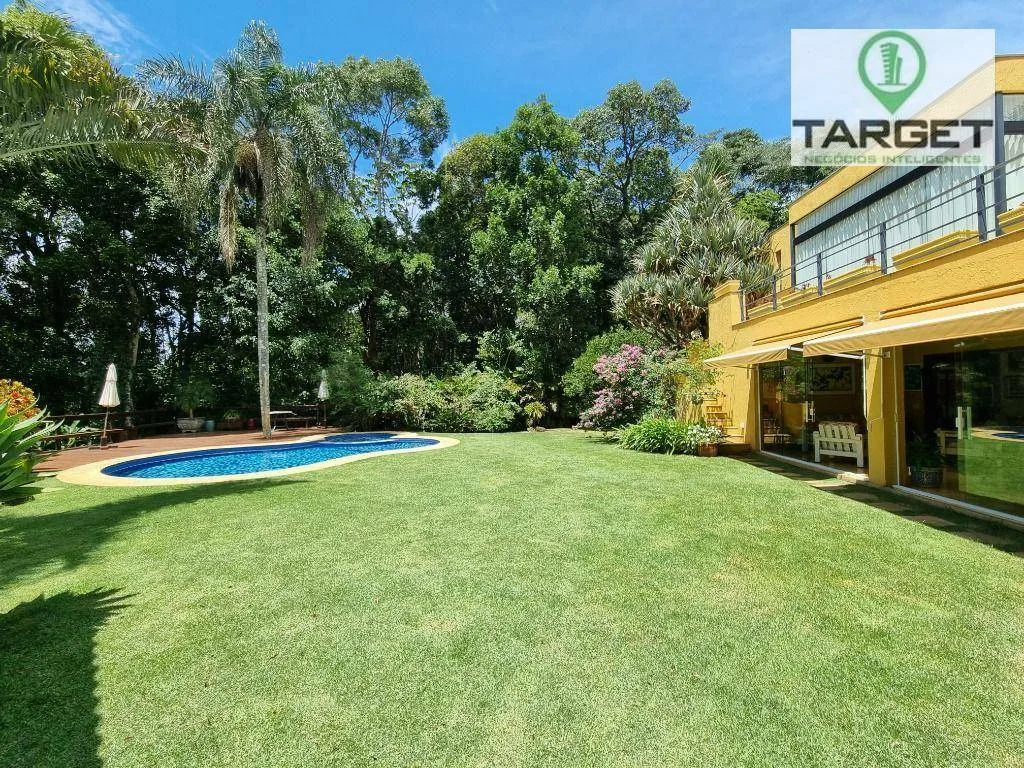 Casa com 6 dormitórios