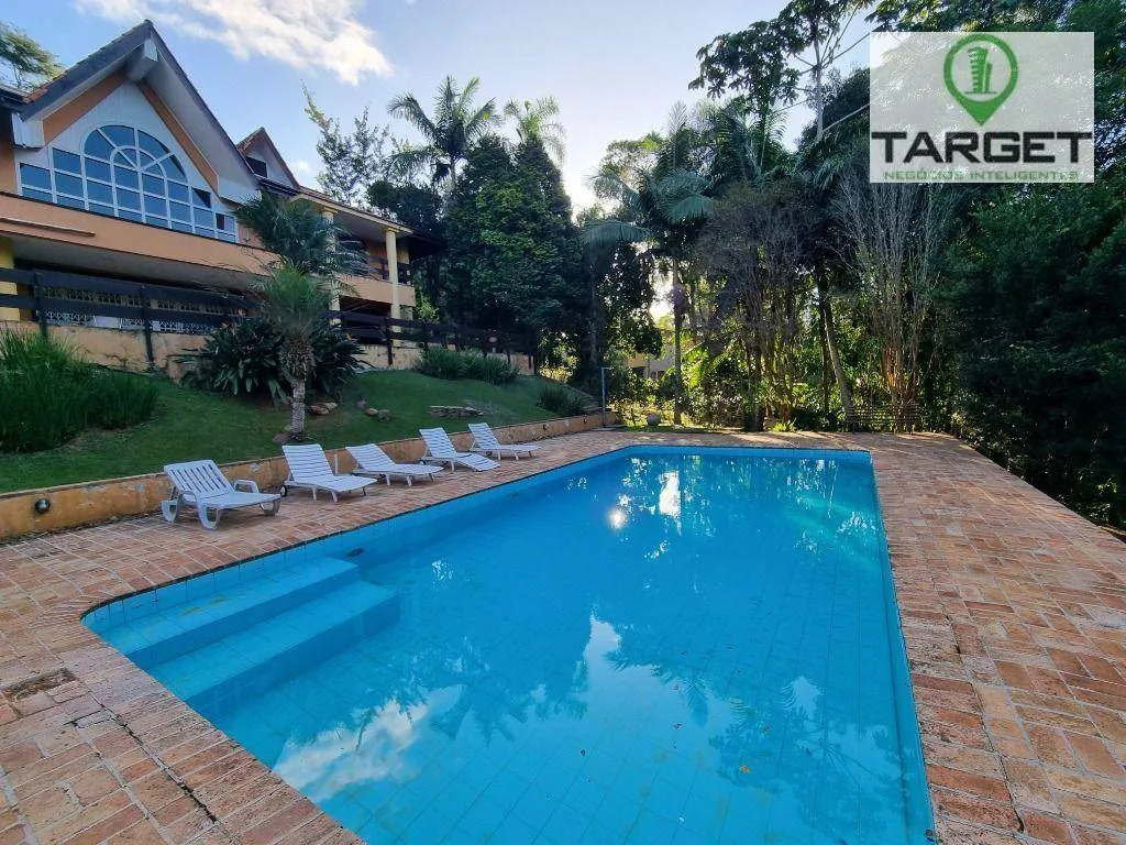 Casa com 8 dormitórios