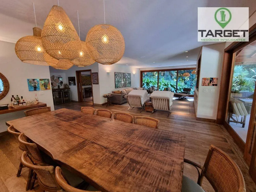 Casa com 6 dormitórios