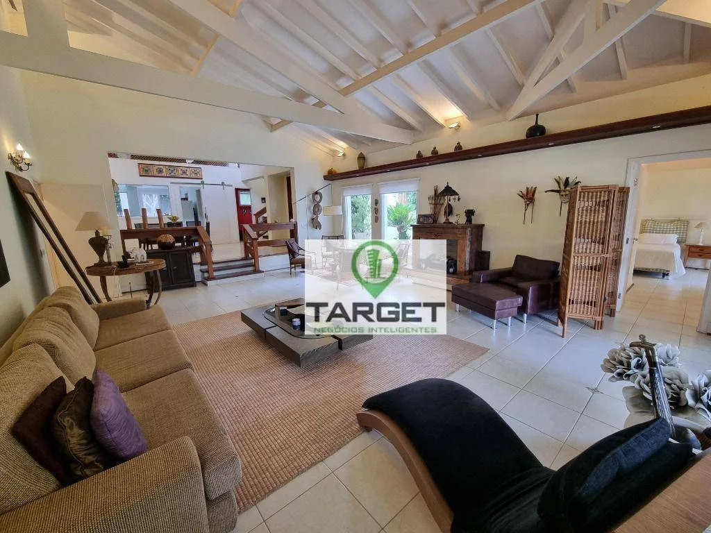 Casa com 6 dormitórios